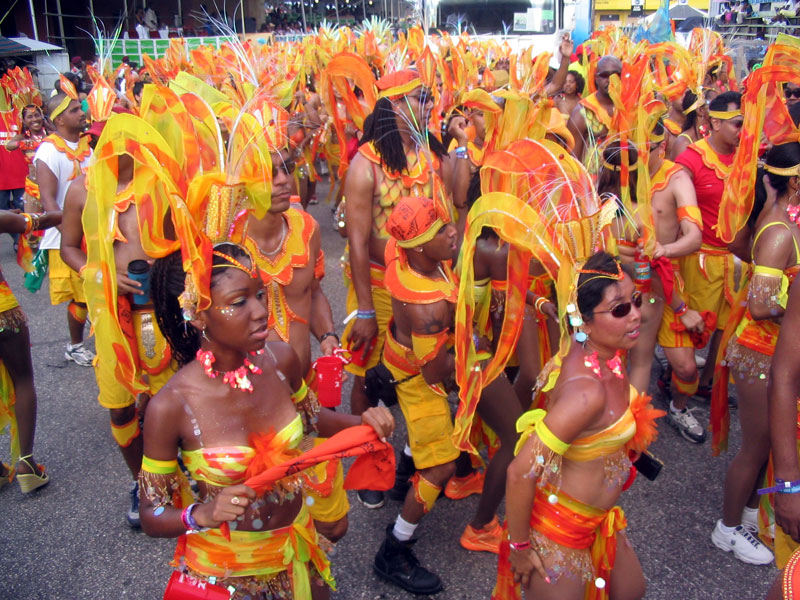 Para peserta parade selama Karnaval