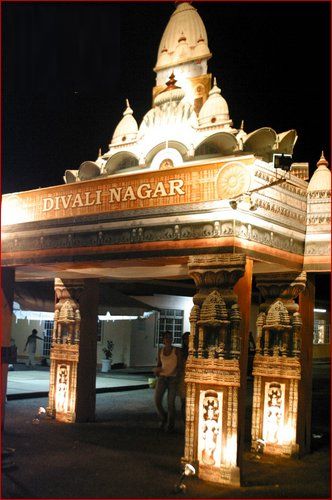Pintu masuk Divali Nagar di Chaguanas; Divali Nagar adalah salah satu perayaan Diwali terbesar di luar India