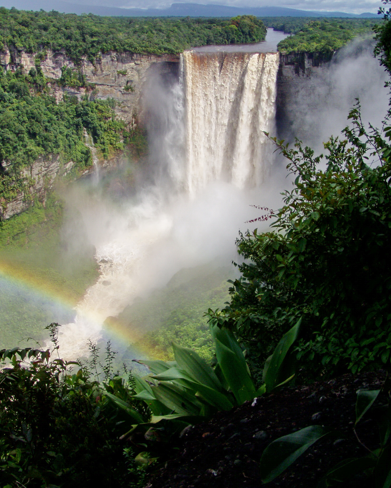 Air Terjun Kaieteur adalah salah satu air terjun paling kuat di dunia.