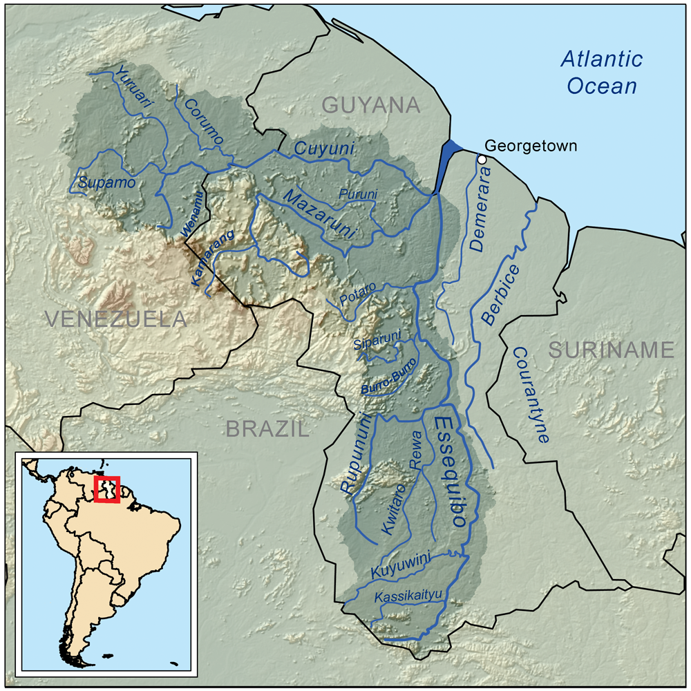 Peta Guyana dengan wilayah sengketa yang digabungkan, menunjukkan Sungai Essequibo dan (diarsir gelap) daerah aliran sungainya. Venezuela mengklaim wilayah hingga tepi barat sungai. Klaim historis oleh Inggris mencakup daerah aliran sungai hingga jauh ke wilayah Venezuela saat ini.