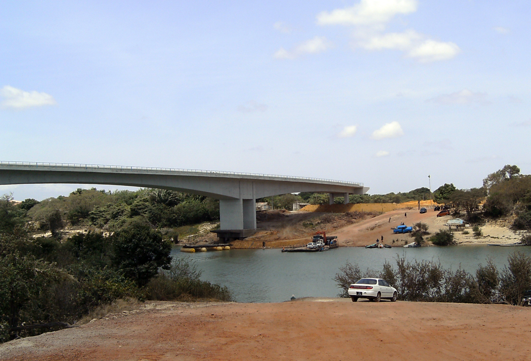 Jembatan lintas batas dari Guyana ke Brasil dekat Lethem