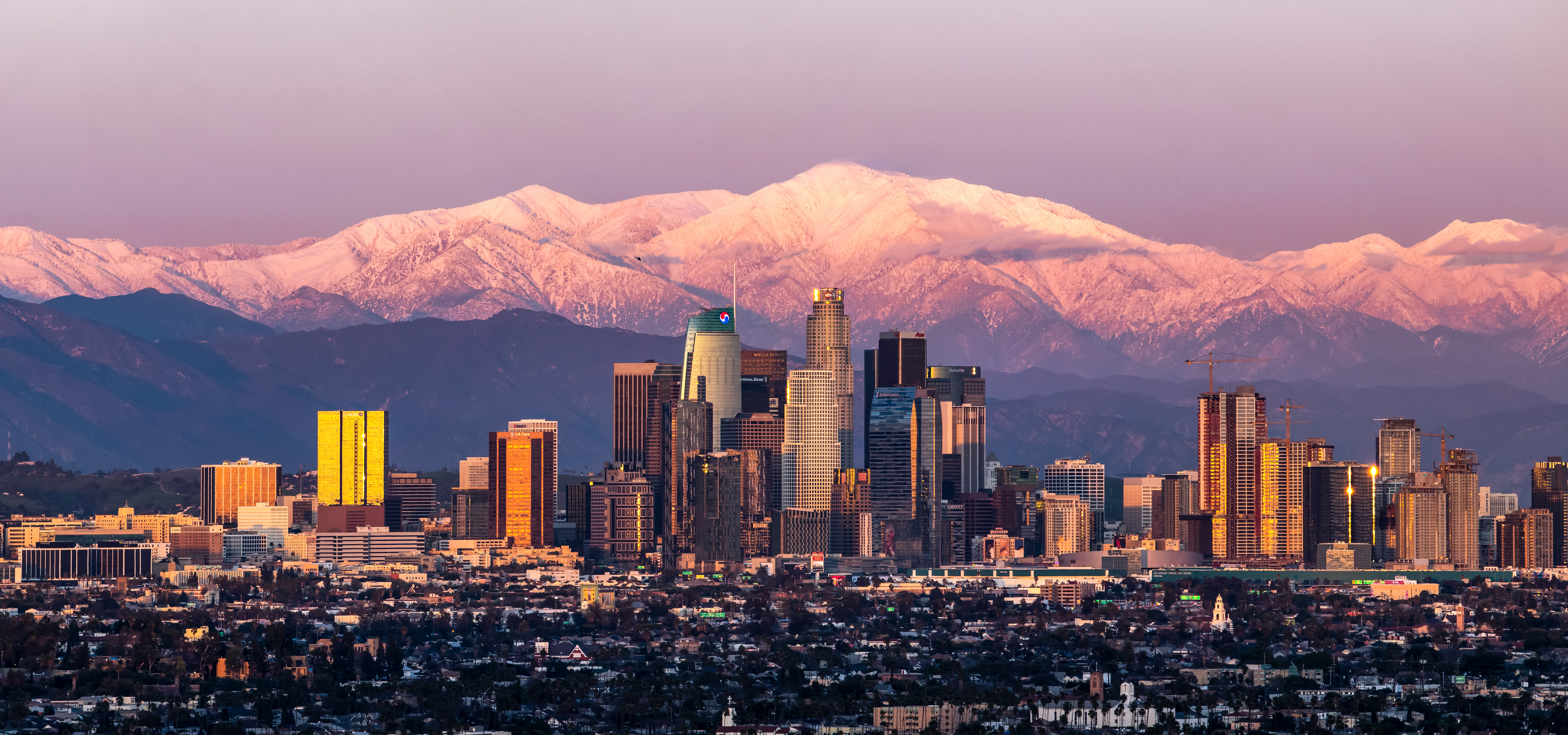 Pemandangan Los Angeles dengan Gunung Baldy di latar belakang.
