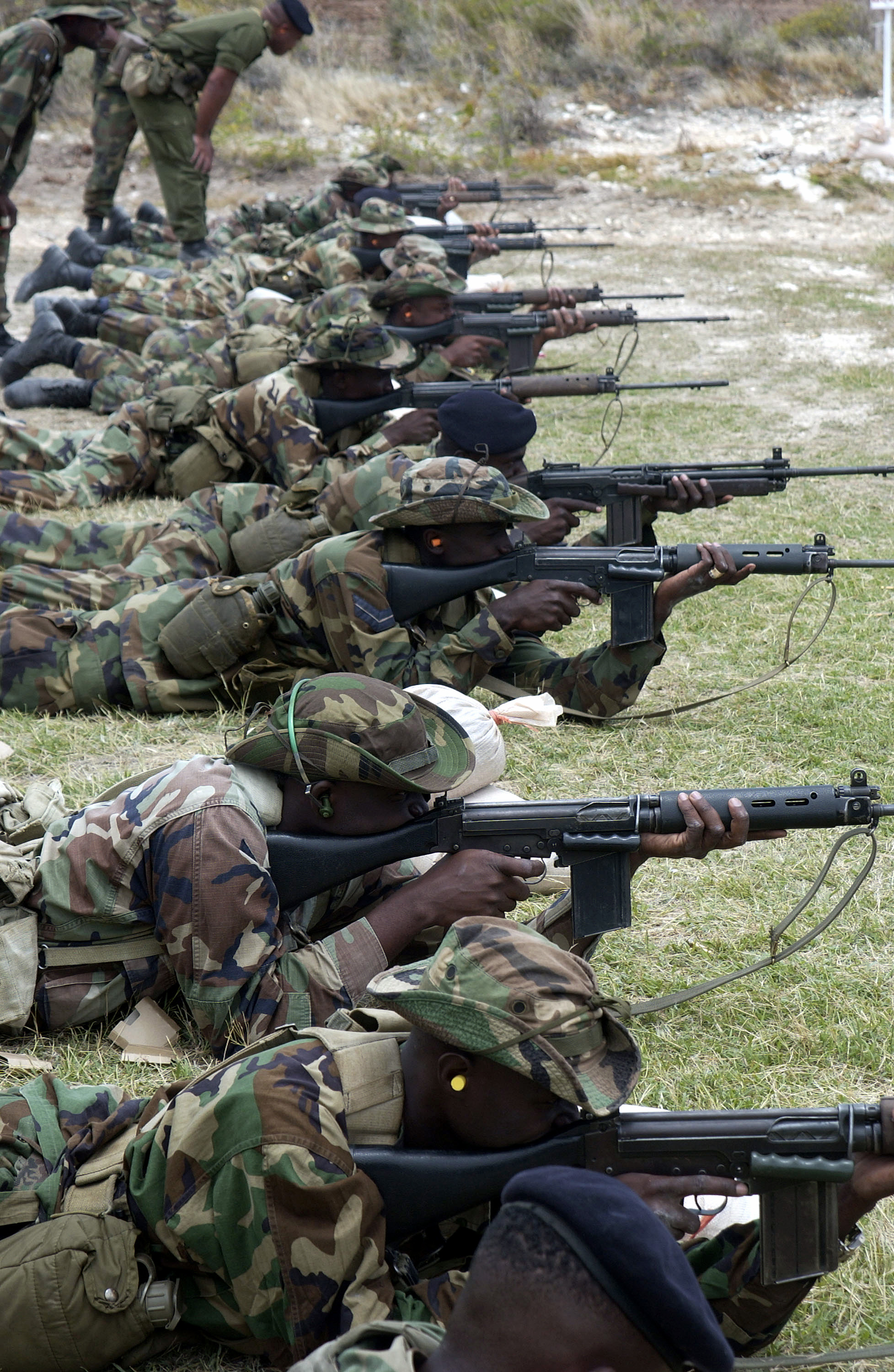 Tentara Jamaika berlatih menembakkan Senapan L1A1 Self-Loading pada tahun 2002