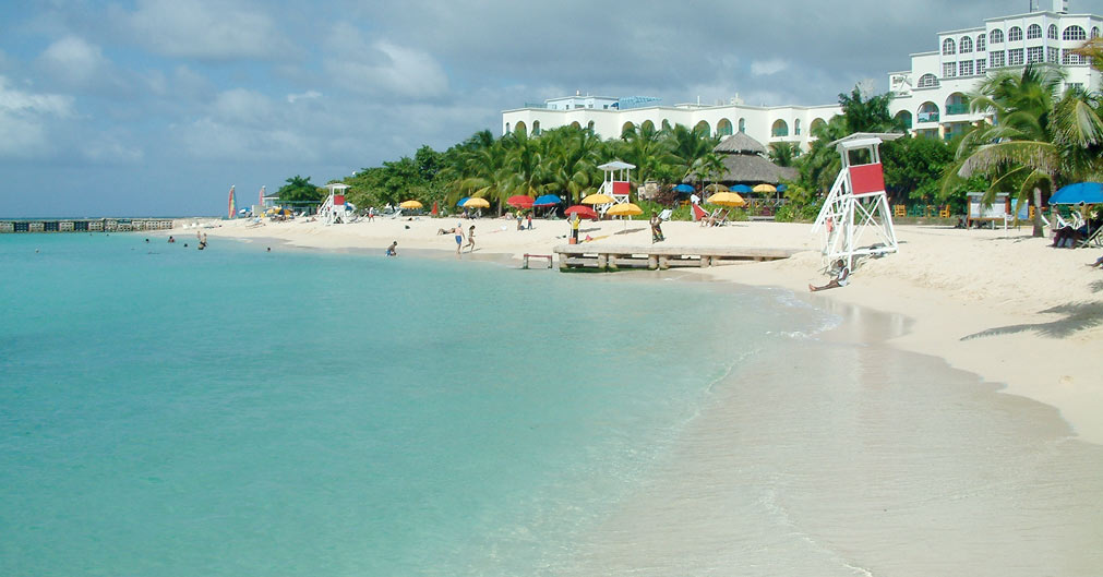 Doctor's Cave Beach Club adalah tujuan populer di Montego Bay.