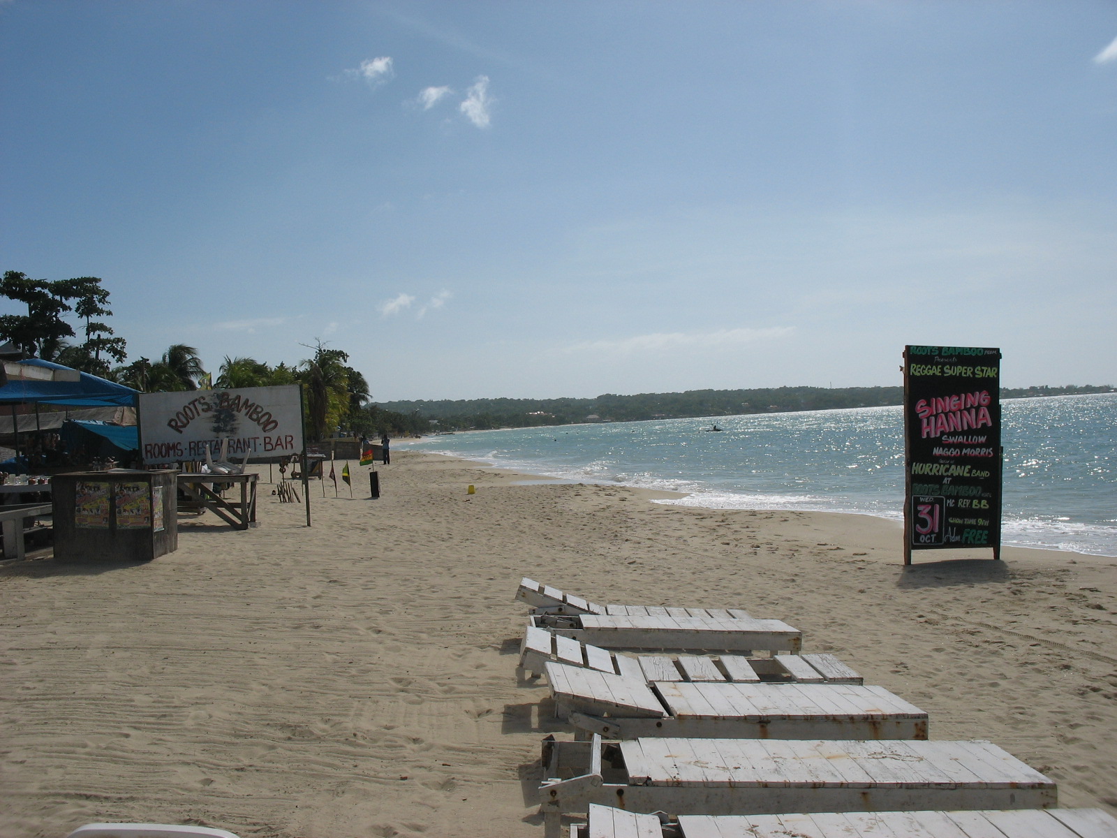 Một bãi biển ở Negril với khách sạn và nhà hàng