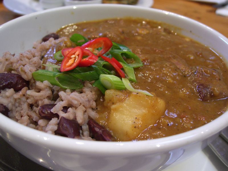 Kari kambing Jamaika dengan nasi dan kacang polong