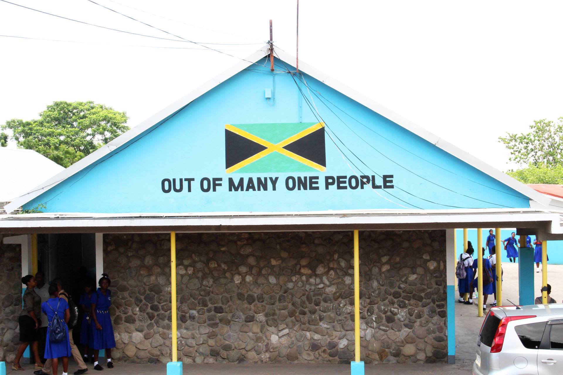 Khẩu hiệu Jamaica trên một tòa nhà tại Trường Trung học Papine ở Kingston, Jamaica