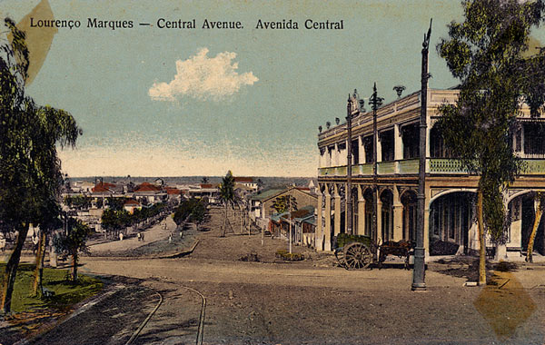 Pemandangan Central Avenue di Lourenço Marques (sekarang Maputo), sekitar tahun 1905, menunjukkan perkembangan perkotaan era kolonial.