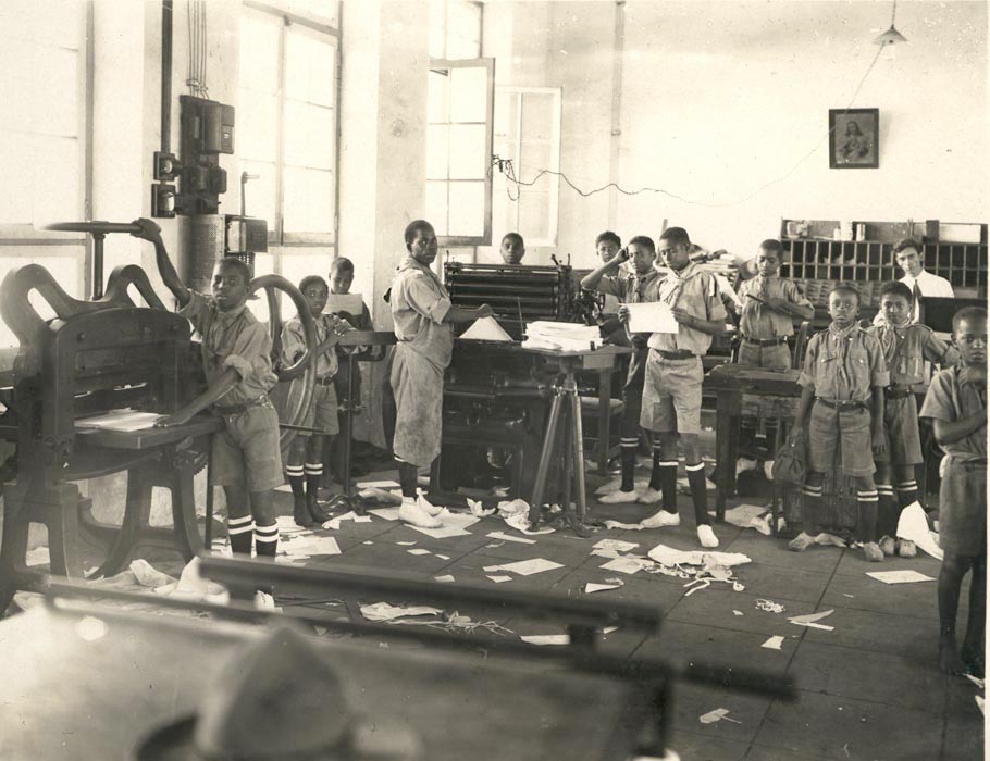 Kelas percetakan dan penyusunan huruf berbahasa Portugis, 1930, menunjukkan upaya penyebaran budaya dan bahasa Portugis.