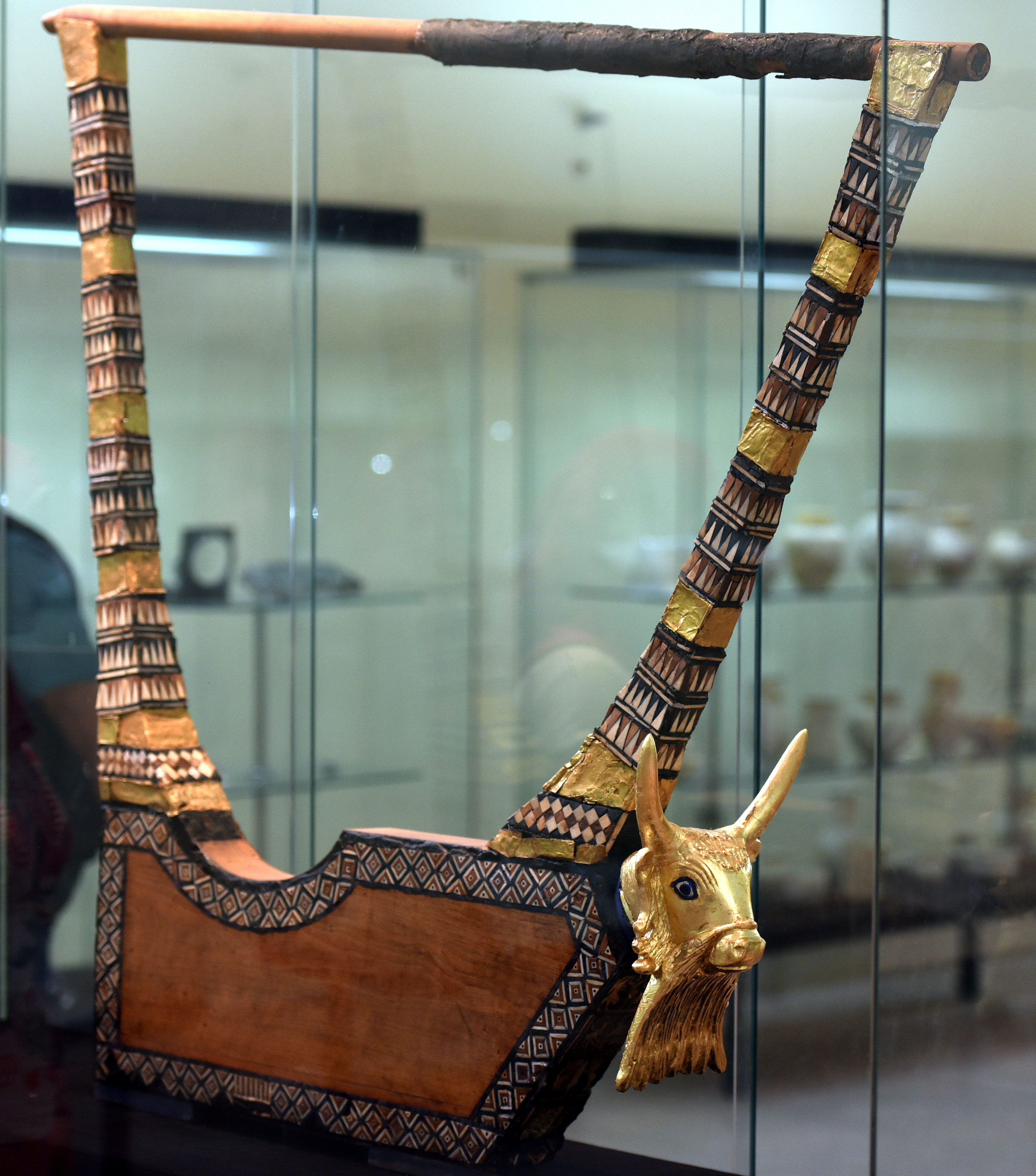Lira emas Ratu dari Perkuburan Diraja di Ur. Muzium Iraq, Baghdad.
