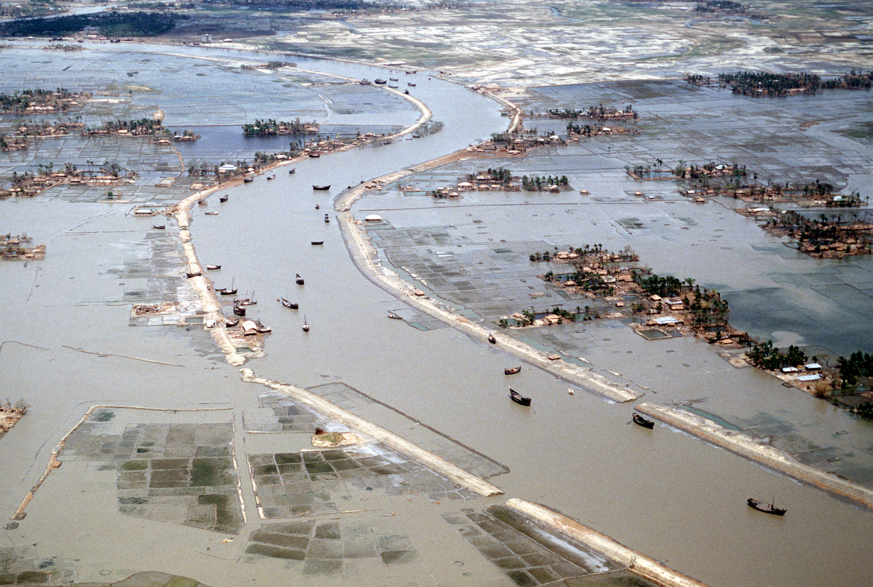 Banjir setelah siklon Bangladesh 1991, yang menewaskan sekitar 140.000 orang