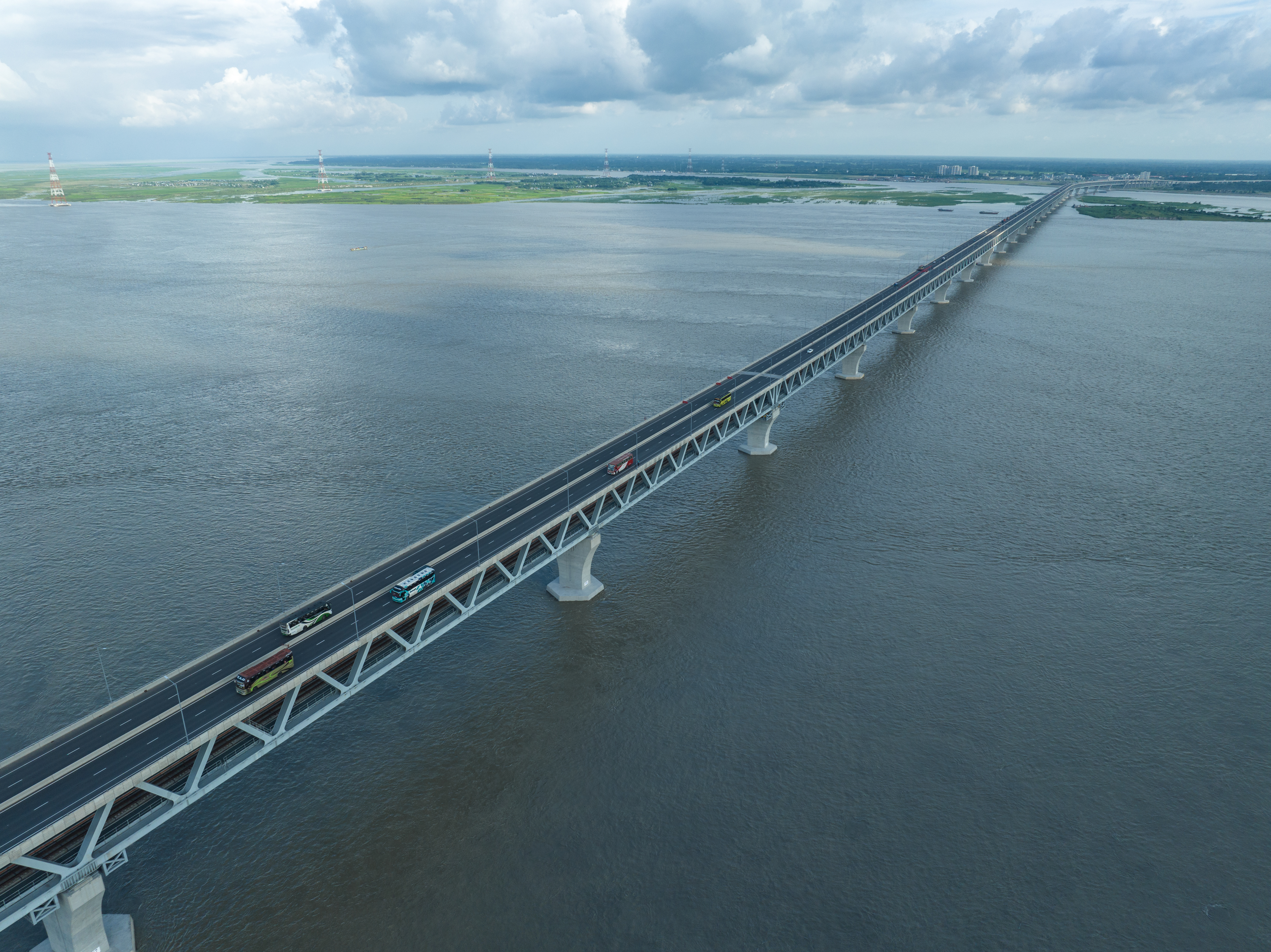 Jembatan Padma, dibuka pada tahun 2022, adalah jembatan jalan-rel yang membentang di atas Sungai Padma.