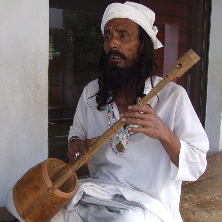 Seorang baul memainkan ektara di kuil Lalon di Kushtia.