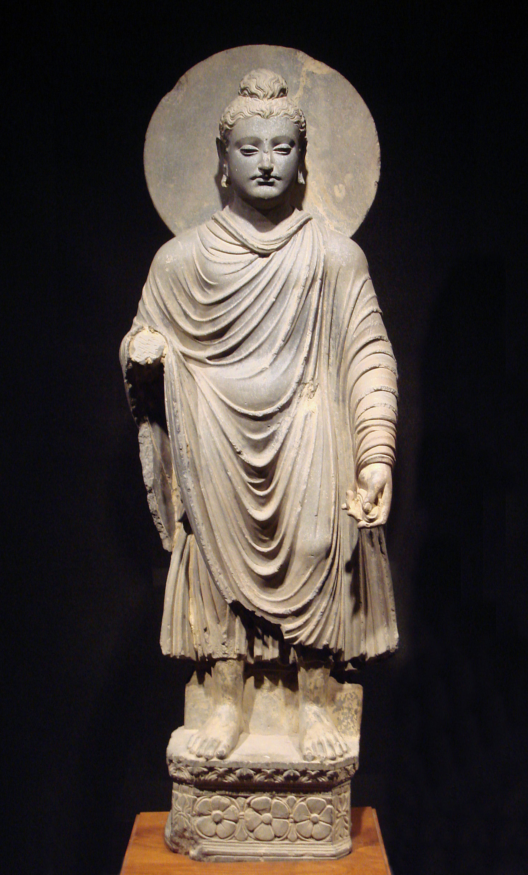 Buddha Berdiri dari Gandhara (abad ke-1-2 Masihi)