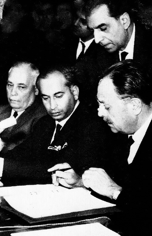 Penandatanganan Deklarasi Tashkent untuk mengakhiri permusuhan dengan India pada tahun 1965 di Tashkent, URSS, oleh Presiden Ayub bersama Bhutto (tengah) dan Aziz Ahmed (kiri)