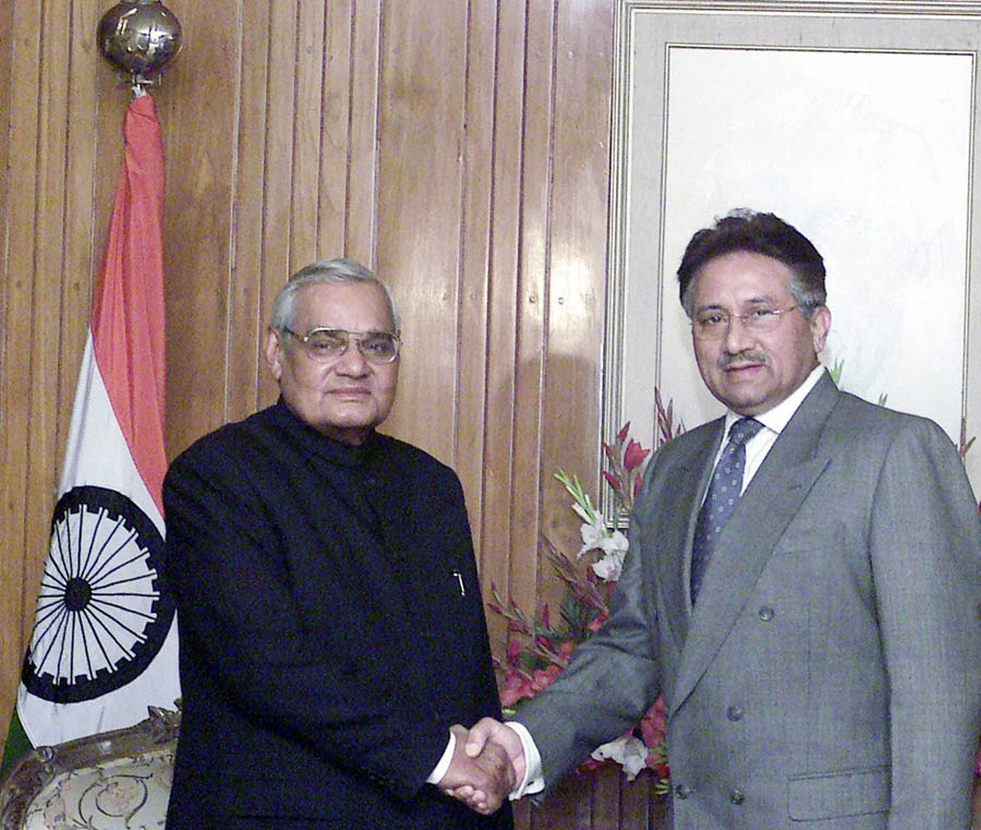 Presiden Musharraf bertemu dengan Perdana Menteri India Vajpayee di Islamabad di luar Sidang Kemuncak SAARC ke-12 pada tahun 2004.