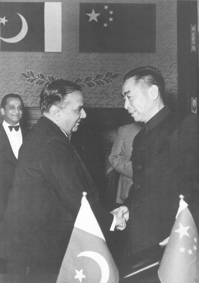 Perdana Menteri Pakistan Huseyn Shaheed Suhrawardy bersama Perdana Menteri China Zhou Enlai menandatangani Perjanjian Persahabatan Antara China dan Pakistan. Pakistan menjadi tuan rumah kepada kedutaan terbesar China.