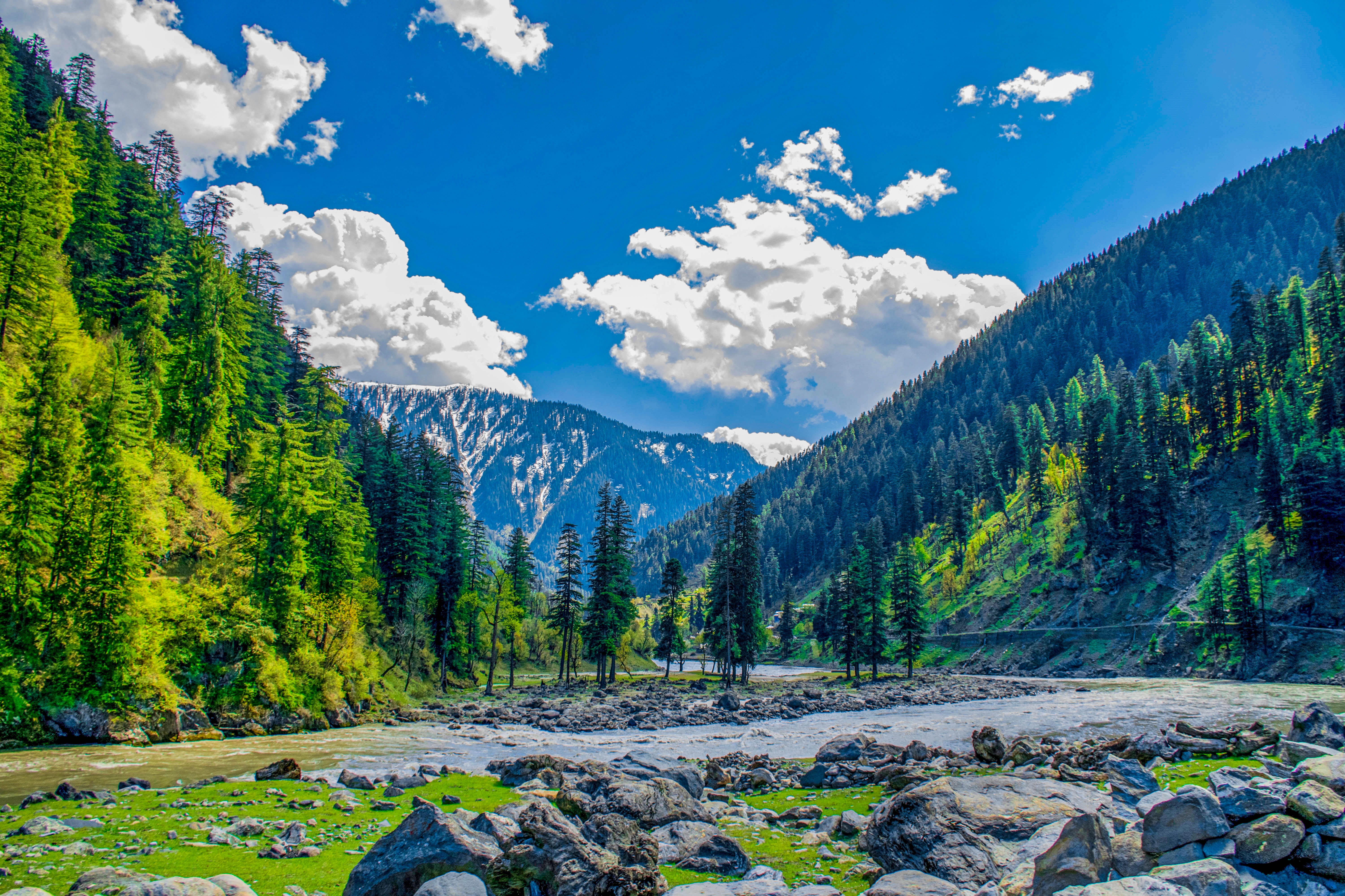 Lembah Neelum di Azad Kashmir adalah sebahagian daripada Kashmir yang dikuasai Pakistan.