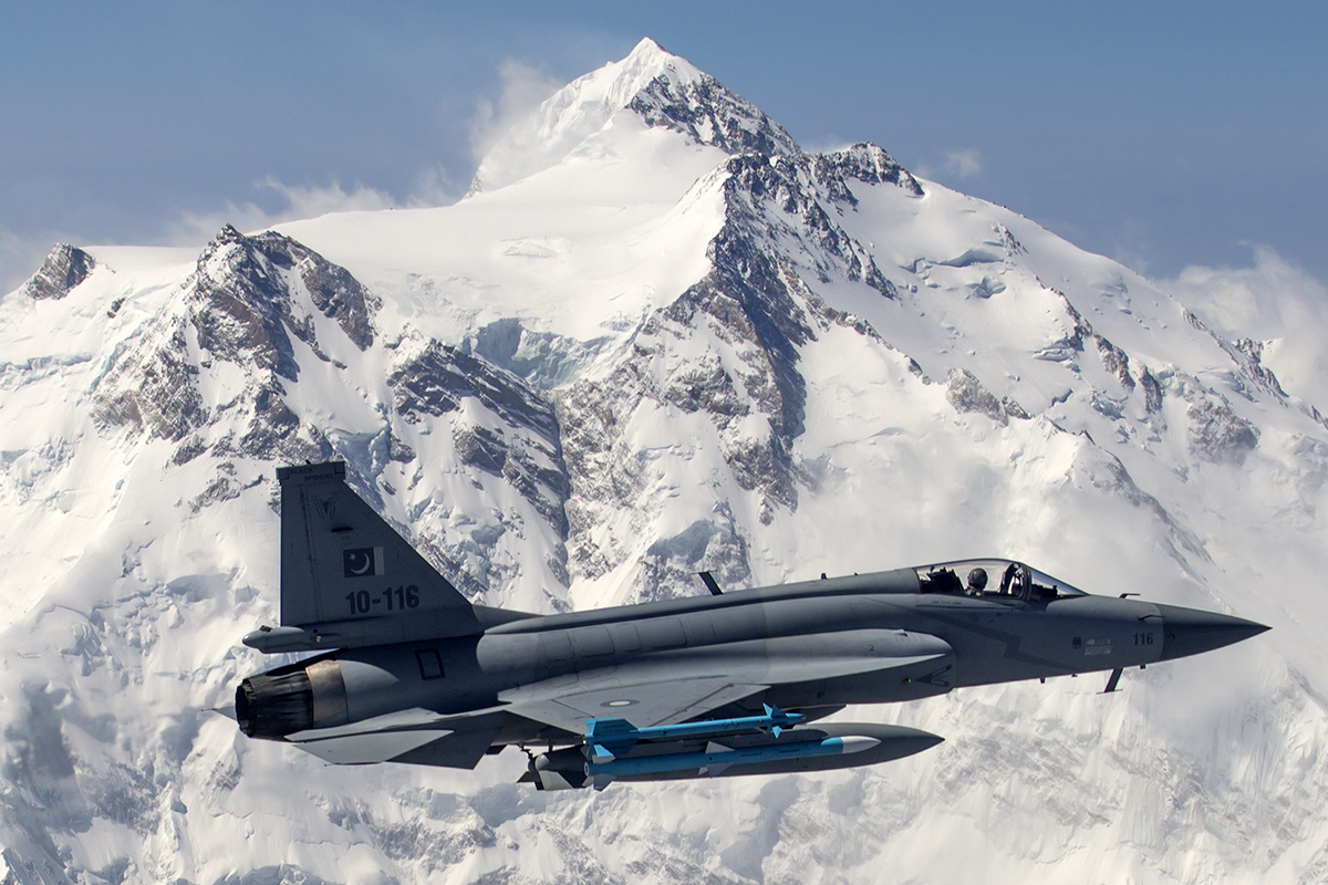 Tentera Udara Pakistan JF-17 Thunder terbang di hadapan Nanga Parbat yang berketinggian 8.1 K m (26.66 K ft)