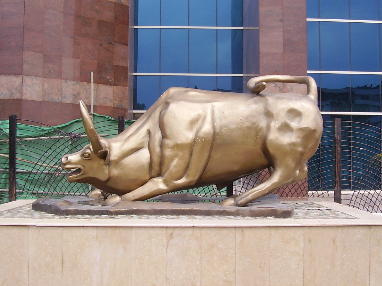 Tượng bò đực bên ngoài Sở Giao dịch Chứng khoán Pakistan, Islamabad, Pakistan