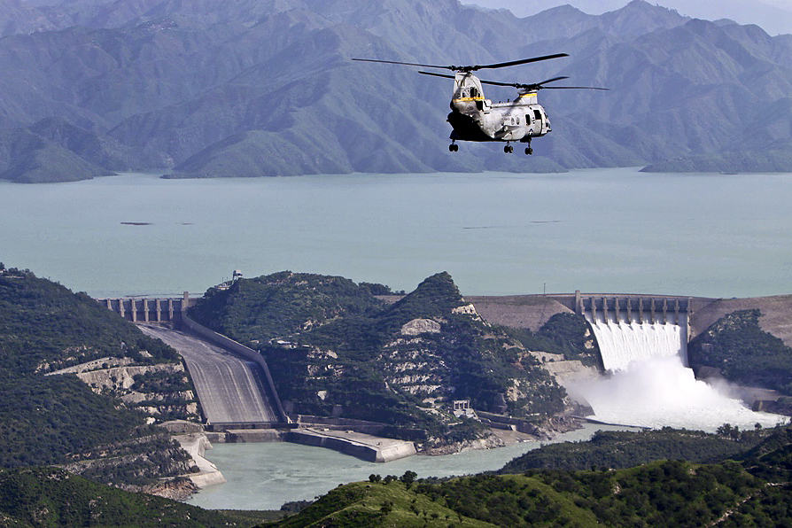 Empangan Tarbela, empangan berisi tanah terbesar di dunia, dibina pada tahun 1968.