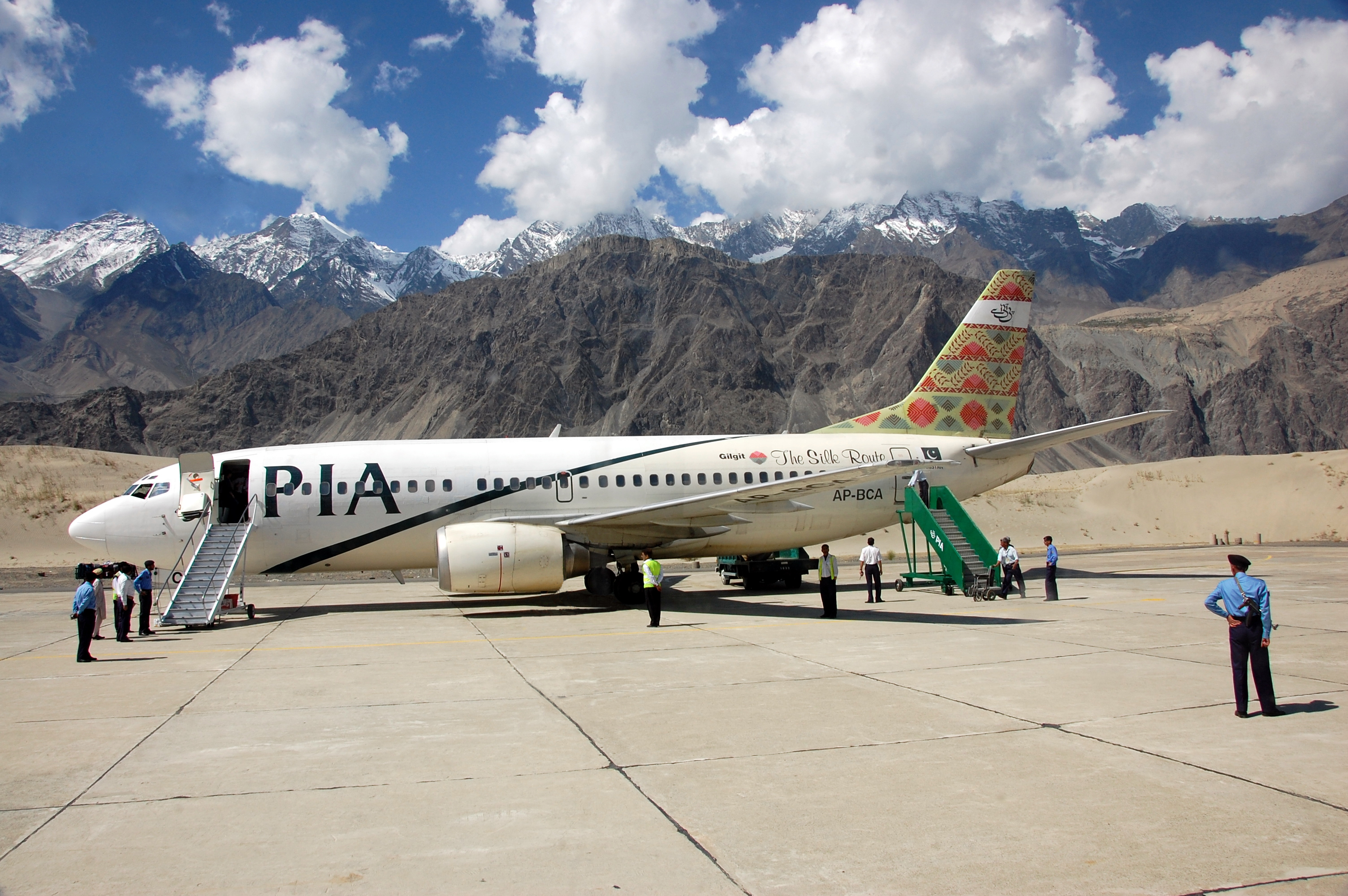 Boeing 737 dimiliki dan dikendalikan oleh Pakistan International Airlines (PIA) di Lapangan Terbang Antarabangsa Skardu