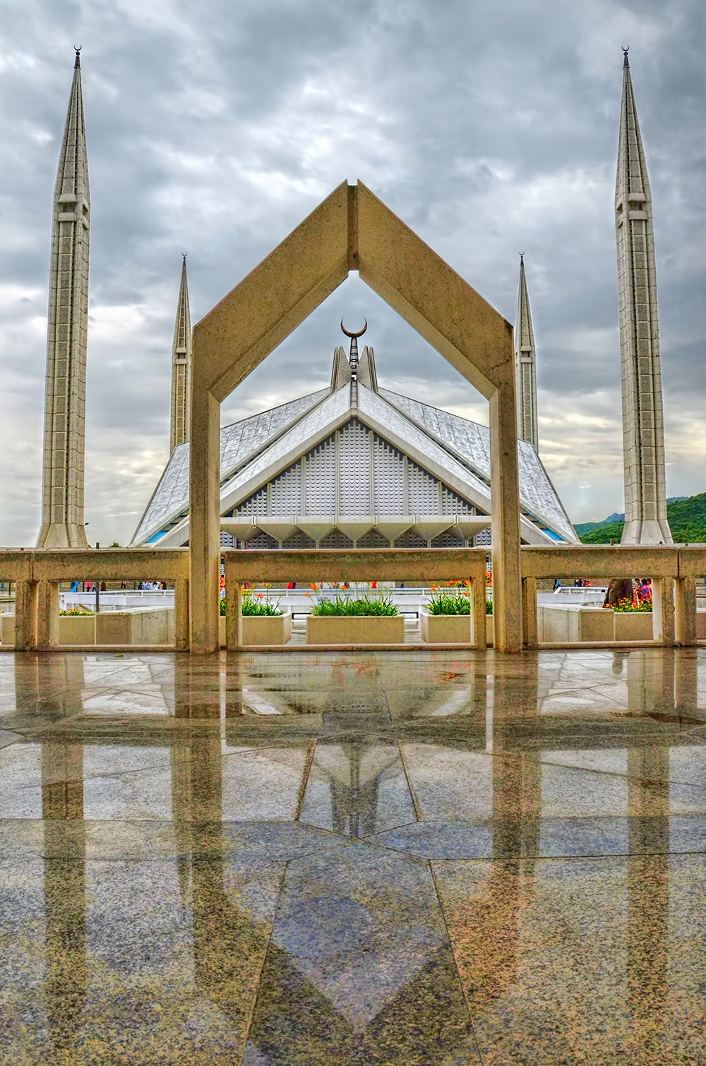 Masjid Faisal, yang dibina pada tahun 1986 oleh arkitek Turki Vedat Dalokay bagi pihak Raja Faisal bin Abdul-Aziz dari Arab Saudi