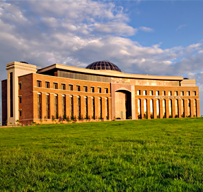 NUST di Islamabad ialah sebuah Universiti Kejuruteraan yang menduduki tempat teratas.