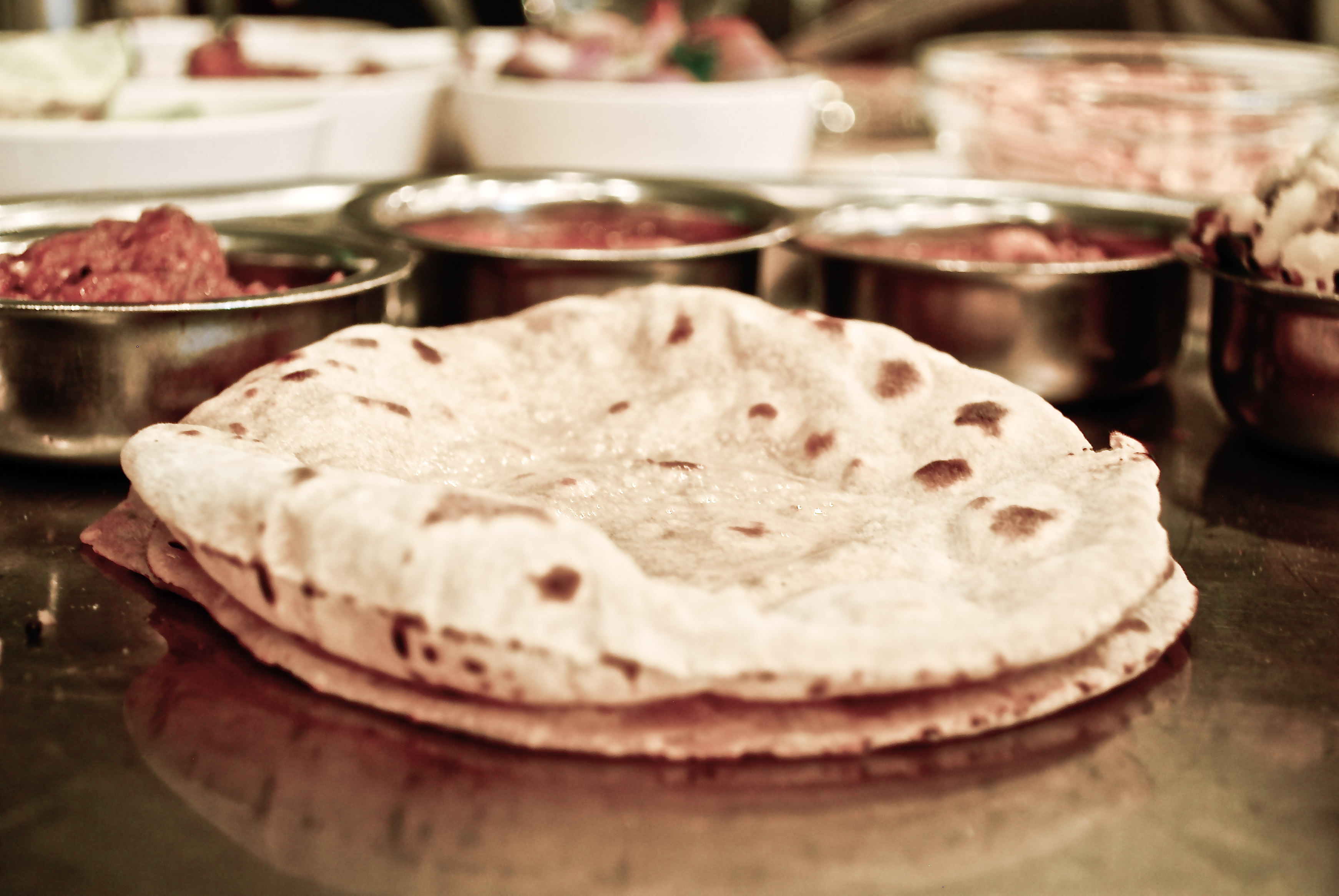 Chapati yang disajikan dengan berbagai lauk pauk dianggap sebagai makanan pokok di Pakistan