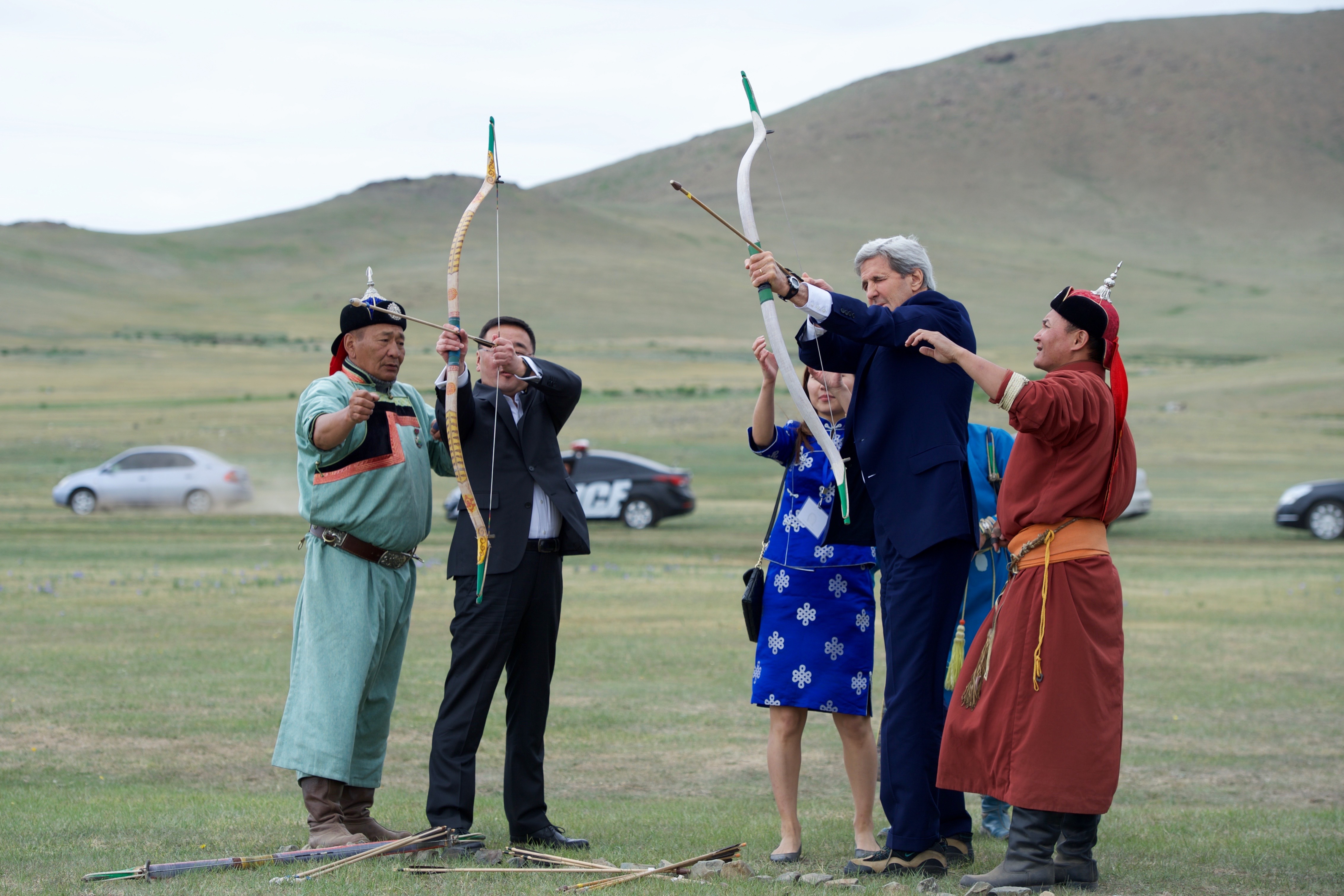 Presiden Mongolia Tsakhia Elbegdorj bersama Setiausaha Negara AS John Kerry, Jun 2016