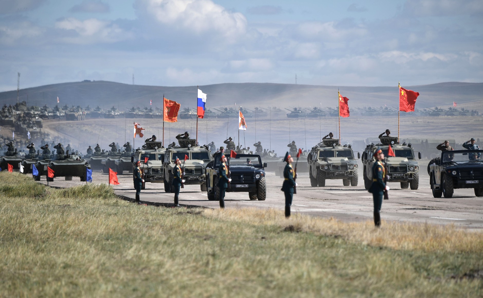 Bendera kebangsaan Mongolia, China dan Rusia dipasang pada kenderaan berperisai semasa latihan ketenteraan berskala besar Vostok 2018 di Siberia Timur