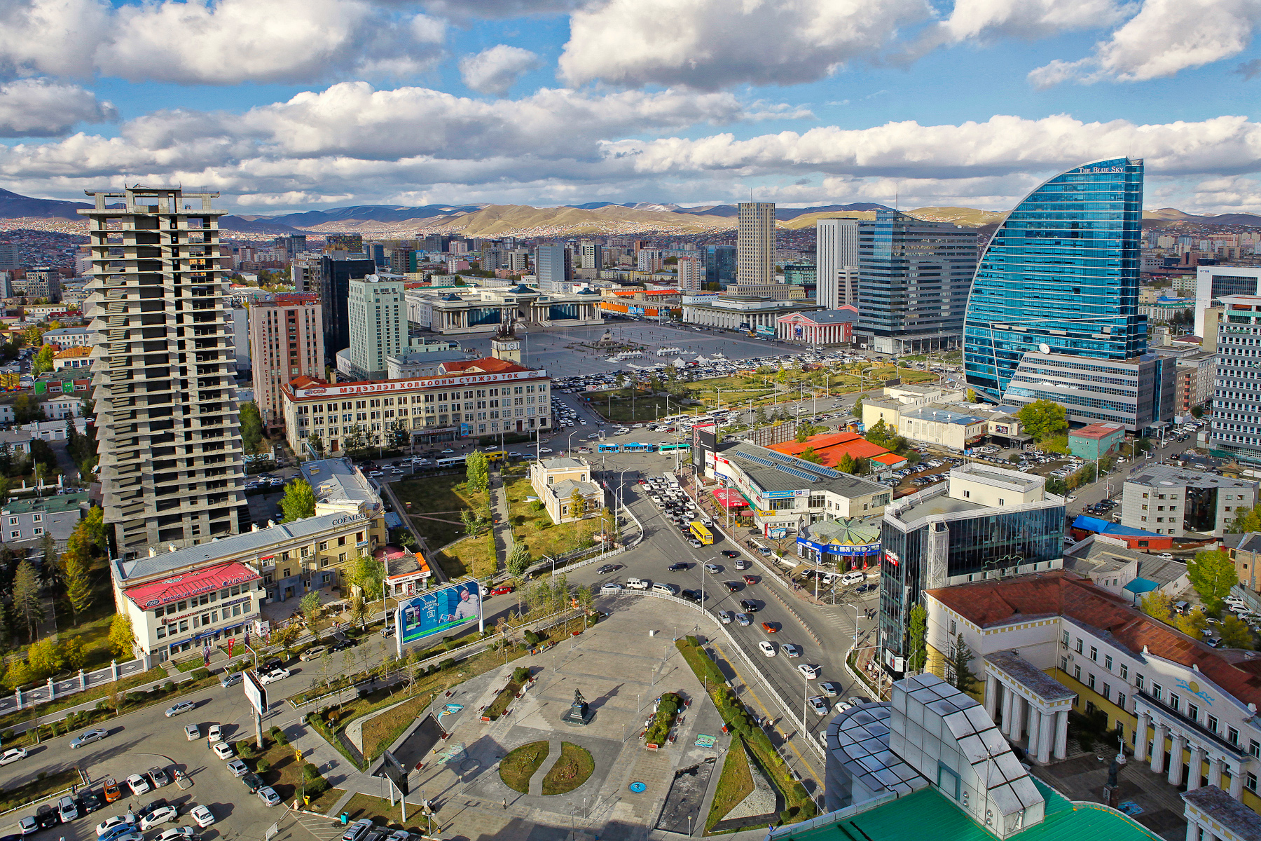 Pemandangan Ulaanbaatar dengan Blue Sky Tower