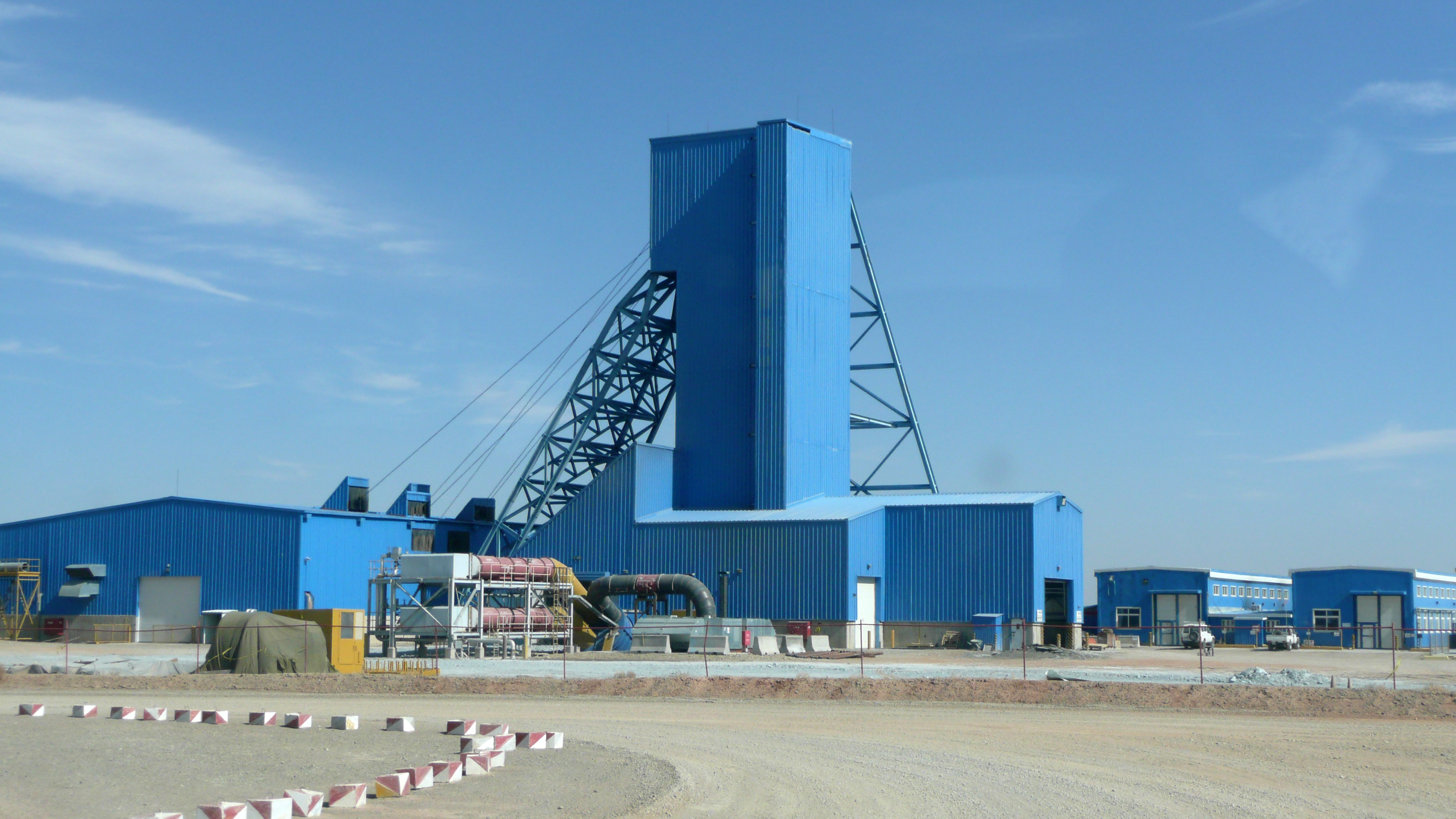 Oyu Tolgoi mempekerjakan 21.000 pekerja dan menghasilkan 168.000 ton tembaga pada tahun 2023.