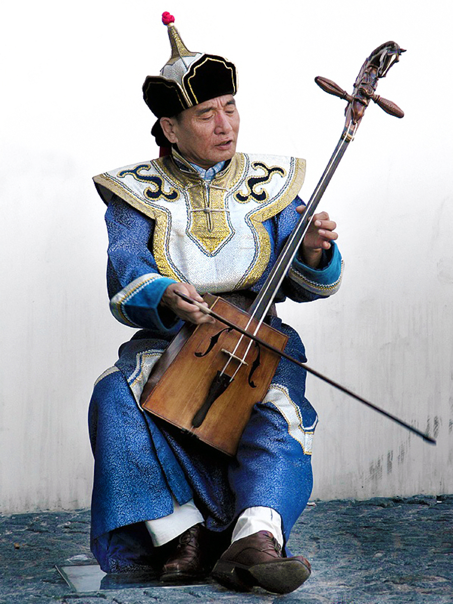 Pemain muzik memainkan alat muzik tradisional Mongolia morin khuur
