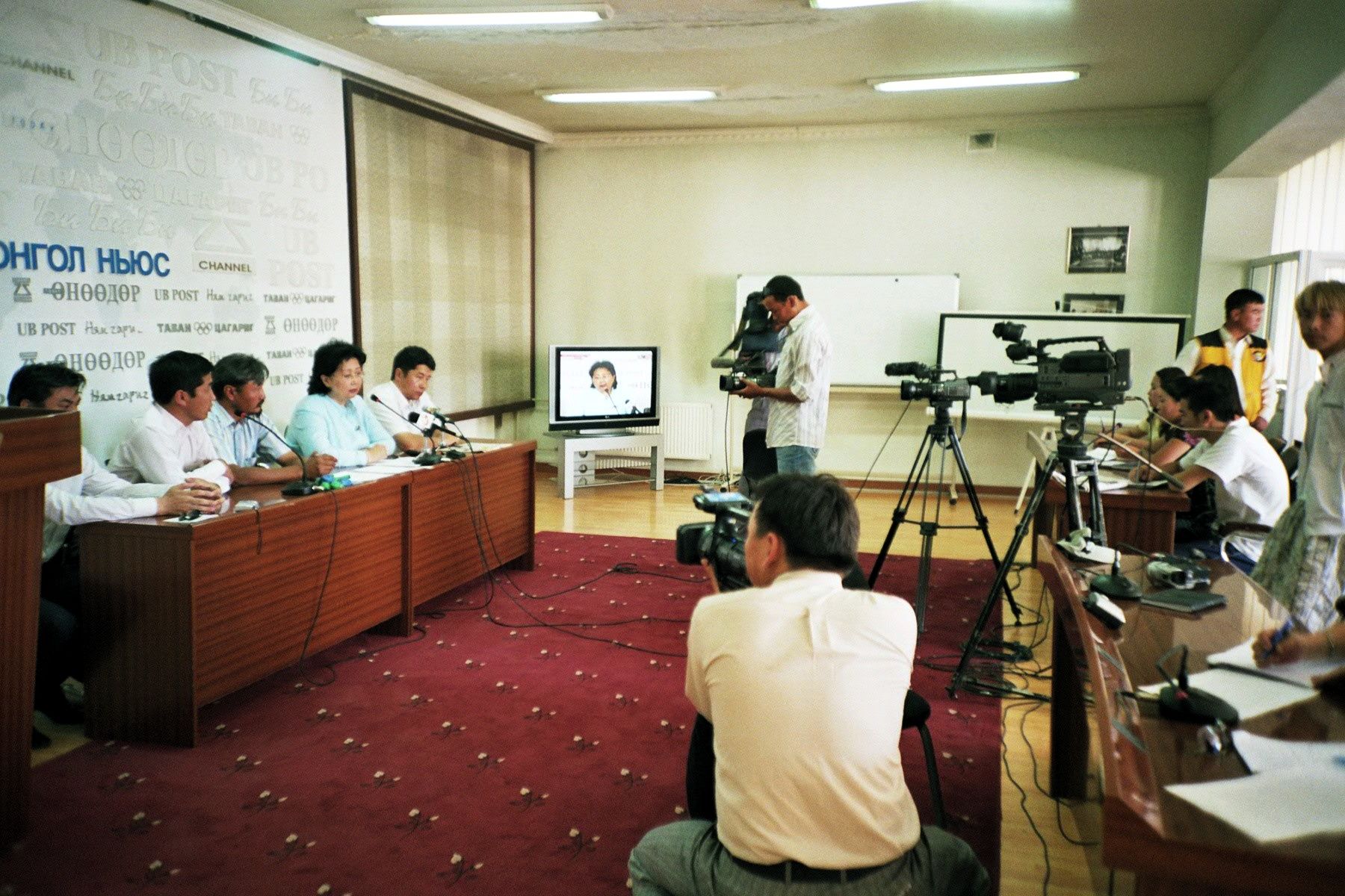 Media Mongolia menemu bual pembangkang Parti Hijau Mongolia pada tahun 2008. Media telah memperoleh kebebasan yang ketara sejak reformasi demokrasi yang dimulakan pada tahun 1990-an.