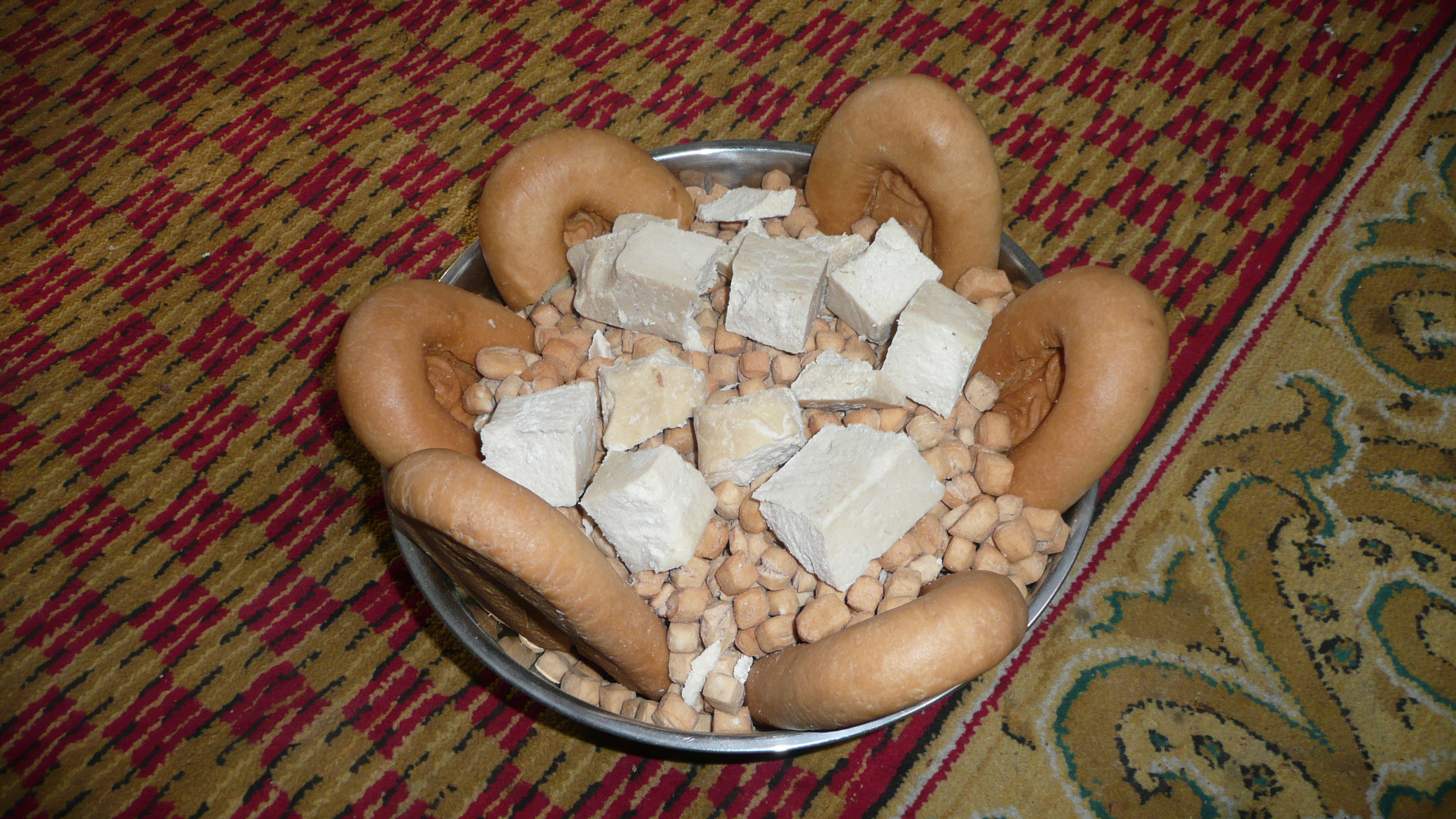 Dari yang terkecil ke terbesar: biskut boortsog, aaruul (dadih kering), dan kek ul boov