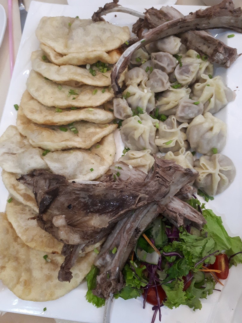 Berbagai hidangan masakan Mongolia