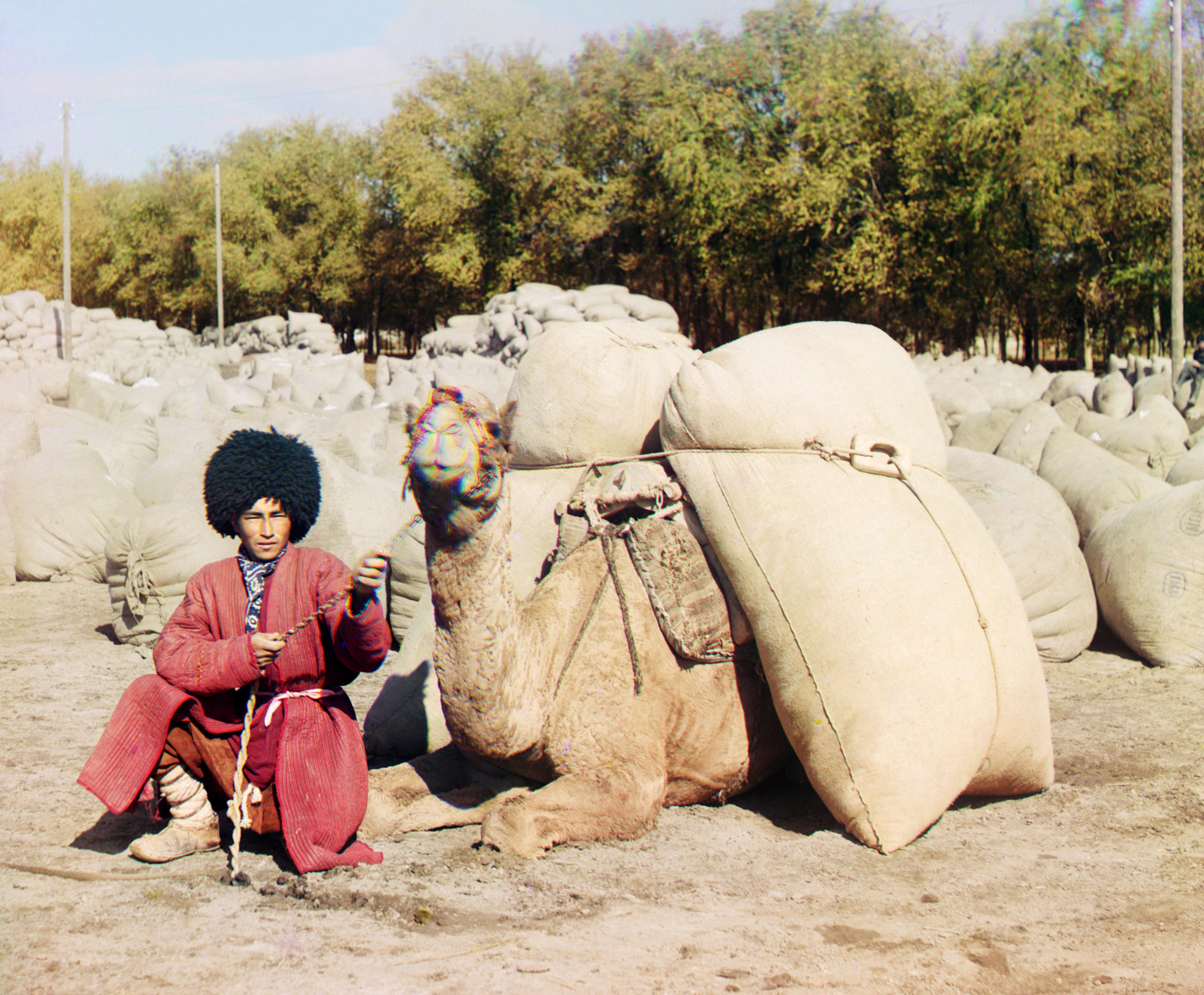 Seorang pria Turkmen dari Asia Tengah dalam pakaian tradisional. Foto oleh Sergey Prokudin-Gorsky antara tahun 1905 dan 1915.