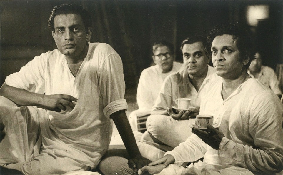 Pengarah filem Satyajit Ray (kiri) dan maestro sitar Ravi Shankar membincangkan skor muzik filem Pather Panchali, yang memenangi Ray anugerah Dokumen Manusia Terbaik di Festival Filem Cannes pada tahun 1956, dan memulakan kerjaya yang membawa kepada Anugerah Kehormat Akademi pada tahun 1992.