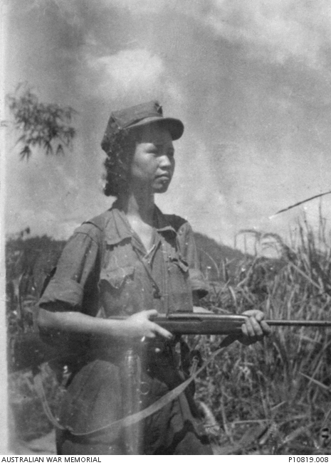 Pemimpin Parti Komunis Malaya Lee Meng memegang senapang semasa Darurat Malaya, 1951