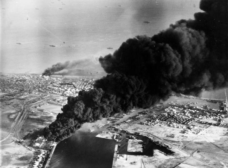 Asap naik dari tangki minyak di sebelah Terusan Suez yang terkena serangan awal Inggeris-Perancis ke atas Mesir, 5 November 1956.