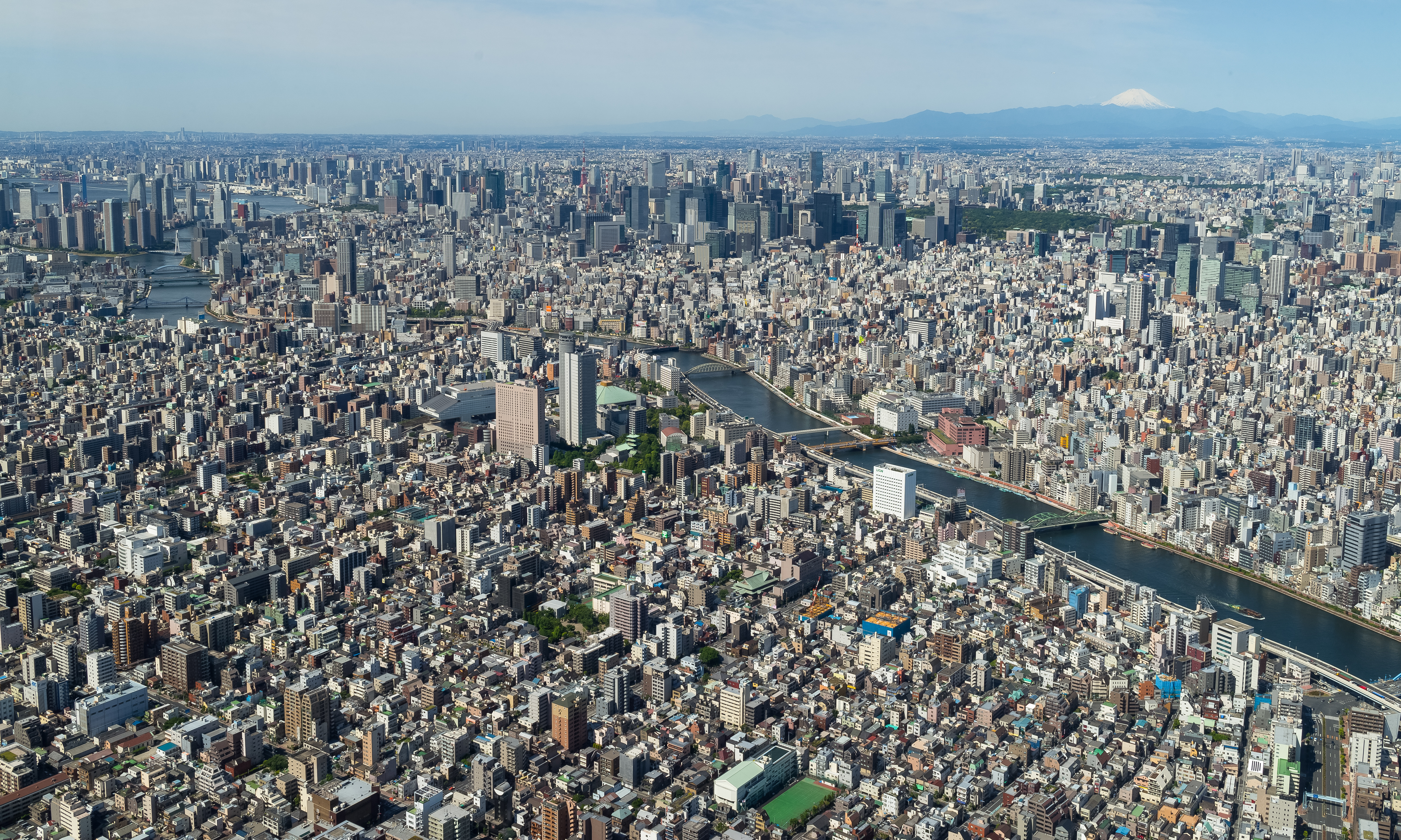 Pemandangan Tokyo dari puncak Tokyo Skytree. Kawasan Metropolitan Tokyo disenaraikan sebagai kawasan metropolitan paling ramai penduduk di dunia.
