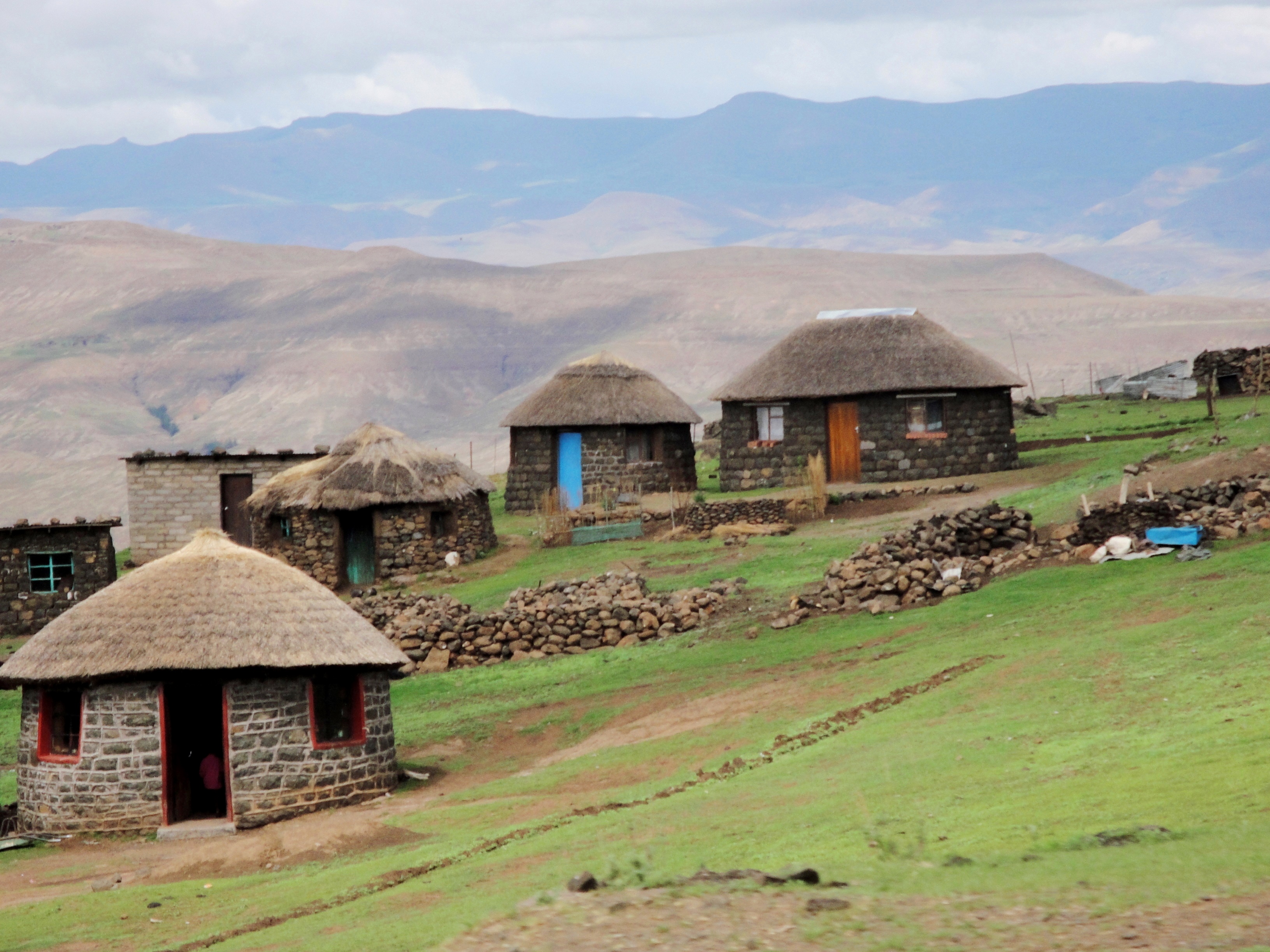 Sebuah desa di pegunungan Lesotho.