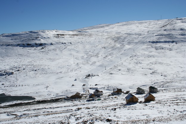 Resor ski Afriski di Pegunungan Maloti, menunjukkan adanya salju di Lesotho.