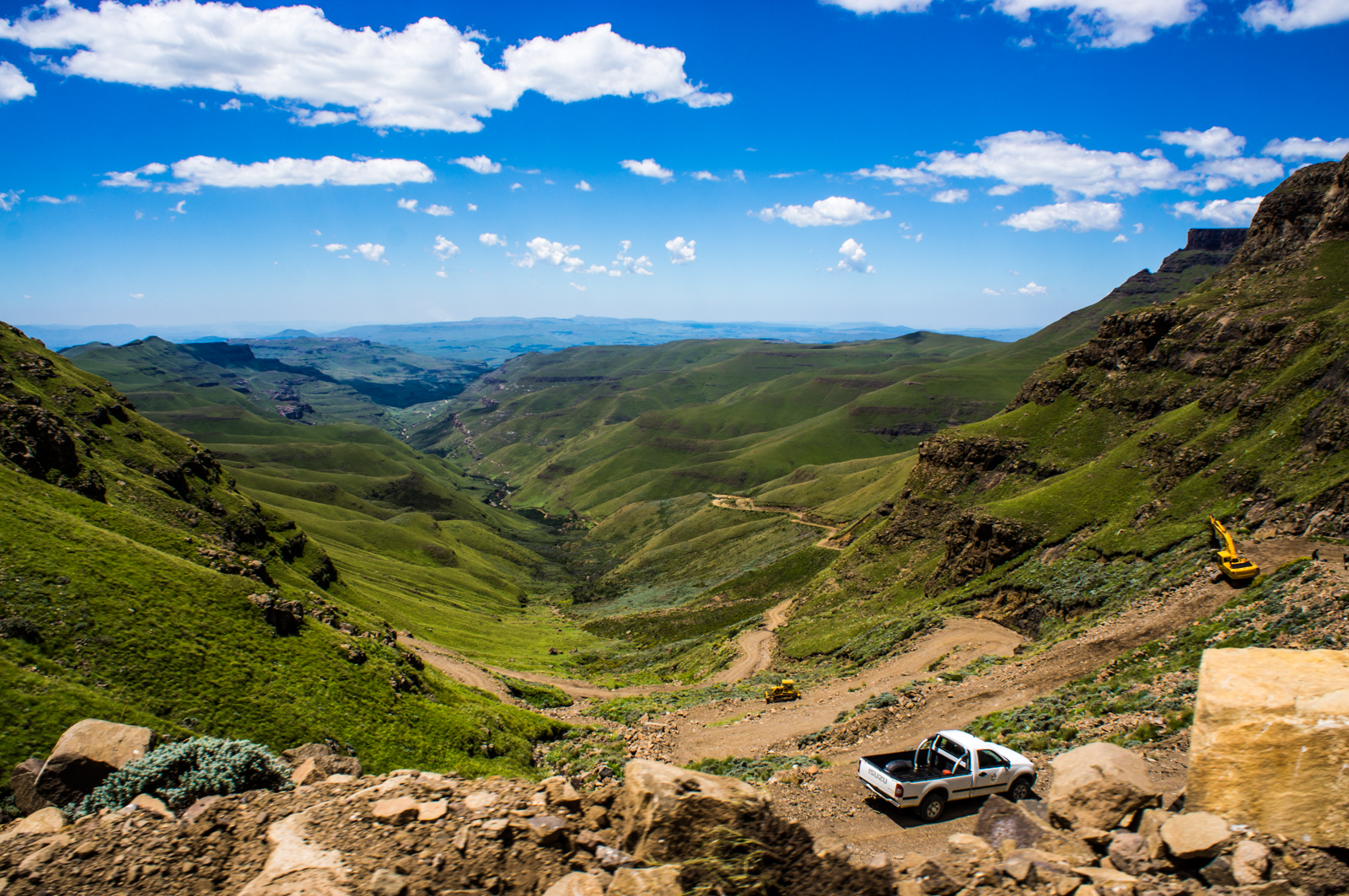 Sebuah kendaraan di Sani Pass, salah satu daya tarik wisata di perbatasan Lesotho.