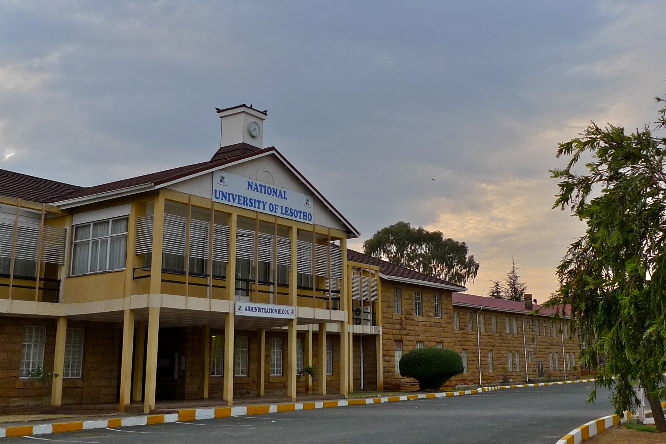 Blok Administrasi Universitas Nasional Lesotho.