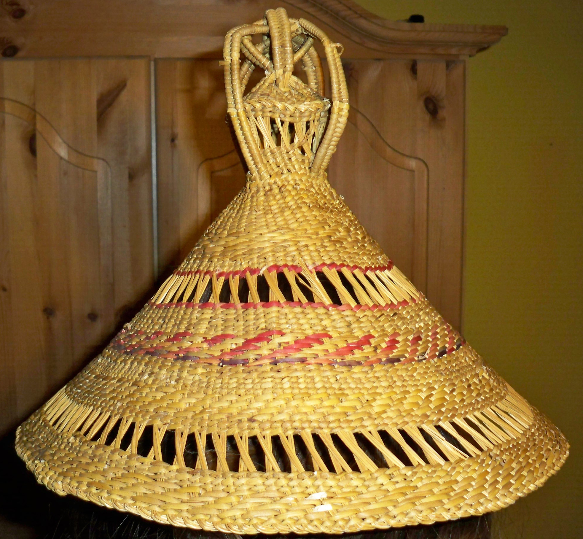 Mokorotlo, topi jerami berbentuk kerucut khas Basotho, simbol nasional.