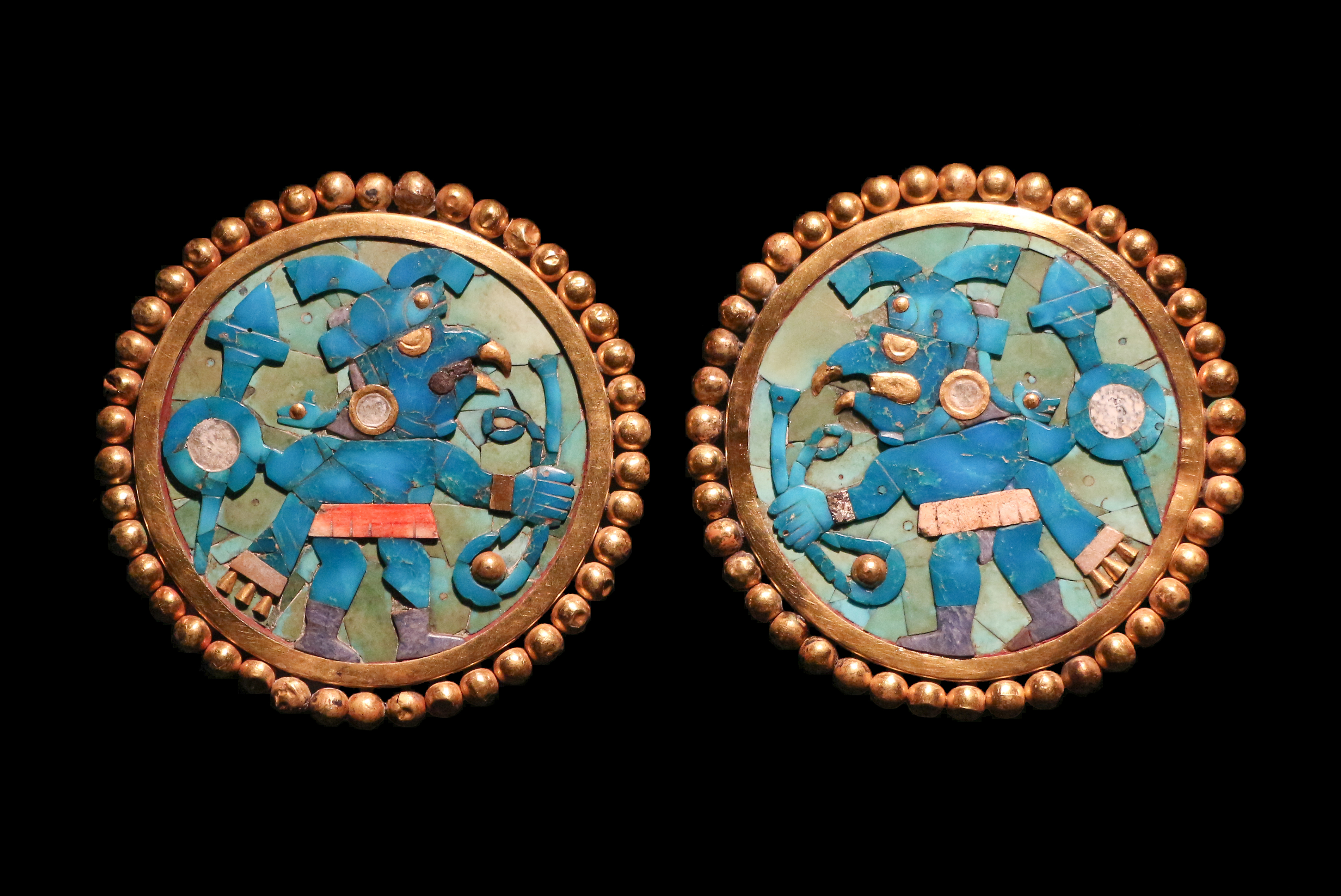 Anting-anting budaya Moche dari emas dan pirus.