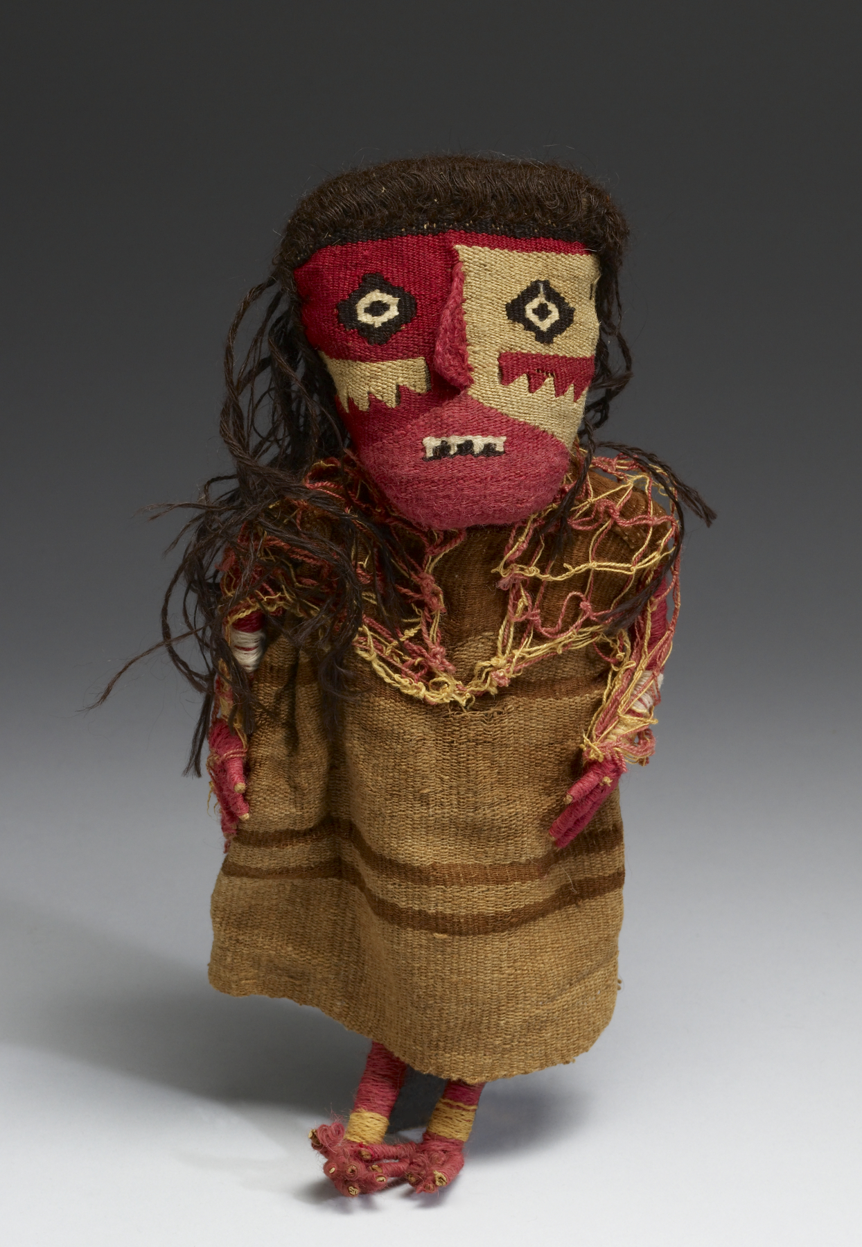 Boneka tekstil abad ke-11, Budaya Chancay, Museum Seni Walters. Boneka sering ditemukan di makam-makam Peru kuno.