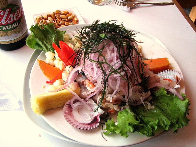 Ceviche adalah hidangan laut populer yang direndam dalam jeruk nipis yang berasal dari Peru.